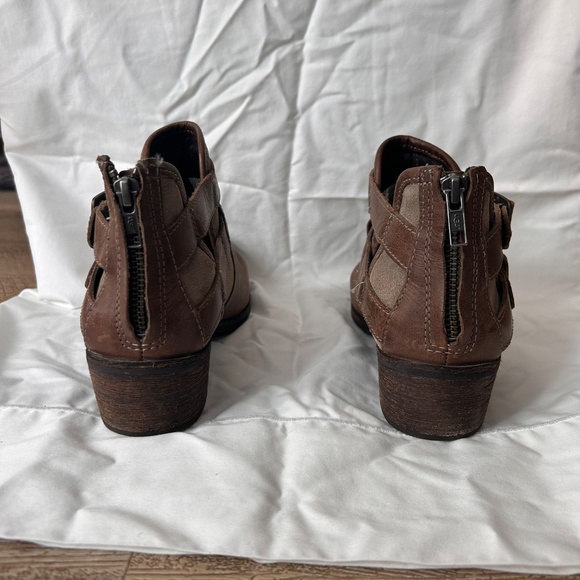 UGG Women’s Patsy Brown Leather Buckle Ankle Boot Size 8.5 - Picture 4 of 7